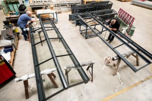 20210531_074339330_iOS Fertigung von pulverbeschichteten Bushaltestellen bei HEIKO Metallbau in Bückeburg