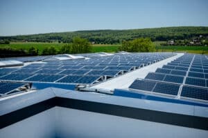 PV-Anlage auf dem Firmensitz von HEIKO Metallbau versorgt die Produktion mit erneuerbarer Energie PV-Anlage auf dem Firmensitz von HEIKO Metallbau versorgt die Produktion mit erneuerbarer Energie