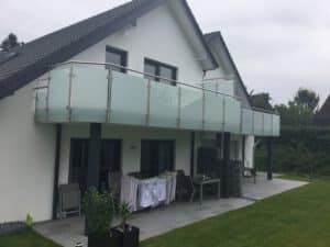 Edelstahlgeländer mit Handlauf und Glas an Neubauanlage in Eilshausen