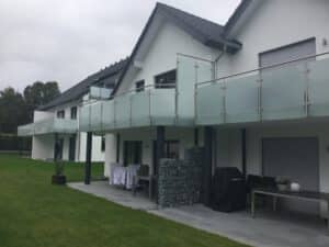 Edelstahlgeländer mit Handlauf und Glas an Neubauanlage in Eilshausen