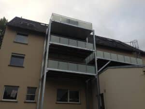 erhoehter_balkon_am_mehrfamilienhaus_in_porta_westfalica_hausberge_20161203_1765579395 Erhöhter Balkon am Mehrfamilienhaus in Porta Westfalica