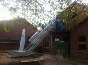 fluchtrutsche_am_kindergartengebaeude_20161203_1594413871 Fluchtrutsche am Gebäude eines Kindergartens