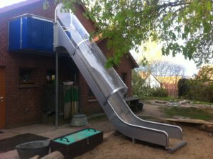 fluchtrutsche_am_kindergartengebaeude_20161203_1935242882 Fluchtrutsche am Gebäude eines Kindergartens