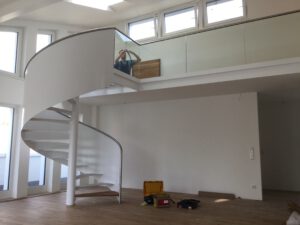 Spindeltreppe mit Ganzglasgeländer in Bad Oeynhausener Penthouse