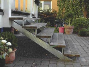 Feuerverzinkte Treppe mit Bangkirai-Stufen an einer Terrassentür