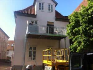 Montage eines Balkons an Wohnhaus