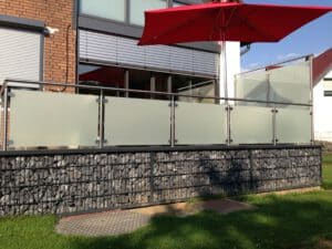 Geländerkonstruktion mit Satinglas für Gabionenterrasse