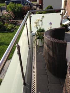 gelaenderkonstruktion_fuer_gabionenterasse_mit_satinglas_20161203_1275201724 Geländerkonstruktion mit Satinglas für Gabionenterrasse