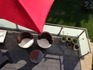 Geländerkonstruktion mit Satinglas für Gabionenterrasse