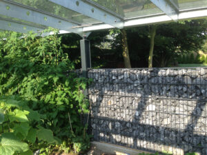 gewaechshaus_mit_solidem_traegerwerk_und_glasseiten_20161203_1724085396 Gewächshaus mit solidem Trägerwerk, Glasseiten und Gabionen