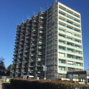 Erneuerung Balkongeländer am Hochhaus Prinz Hamlet an der Ostsee mit Glasscheiben und Edelstahlhandläufen