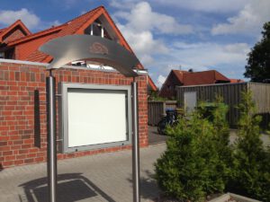 schaukasten_aus_edelstahl_mit_lasergeschnittenem_kopfteil_in_horumersiel_20161203_2034285063 Schaukasten aus Edelstahl mit lasergeschnittenem Kopfteil in Horumersiel
