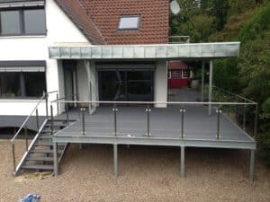 Terrassenanbau mit Treppe