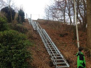 Treppenanlage am Steilhang mit Fahrradführung