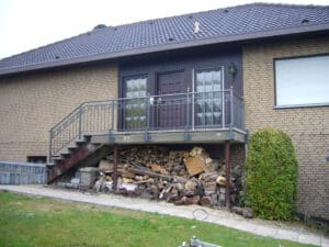 Treppengeländer für den Eingang eines Einfamilienhauses