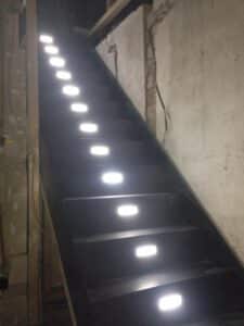 Treppenkonstruktion mit integrierter LED-Stufenbeleuchtung