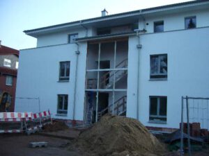 Montage einer Gebäudefront und Treppenhausgeländern