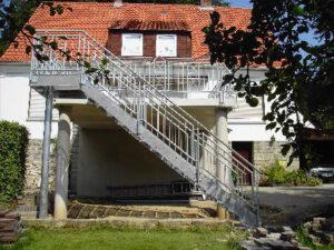 Balkon mit Treppe an einem Wohnhaus