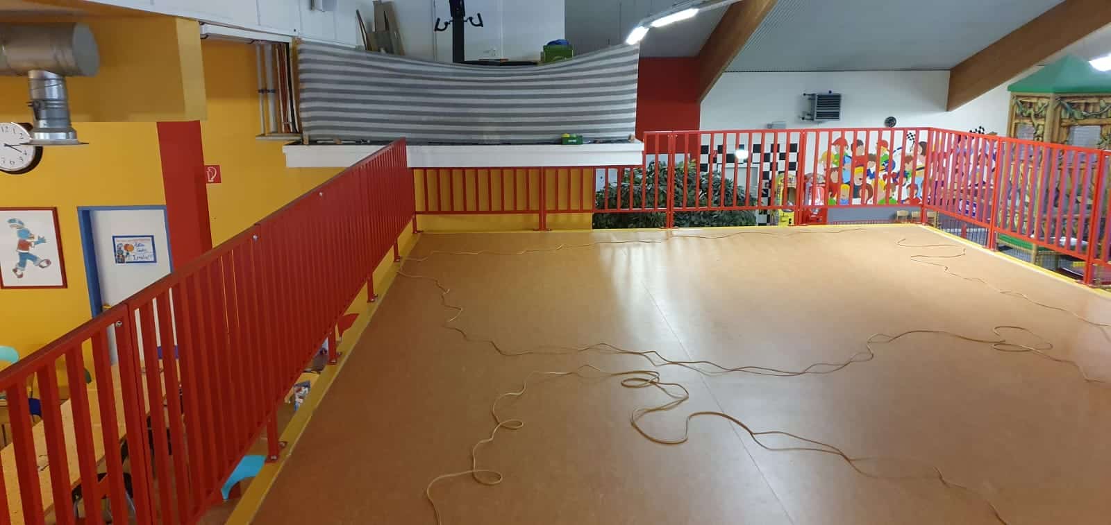 HEIKO Metallbau installiert farbenfrohe Spielpark-Empore in Soltau. Perfekt für Events und Gastronomie. Stahlbau-Exzellenz aus einer Hand.