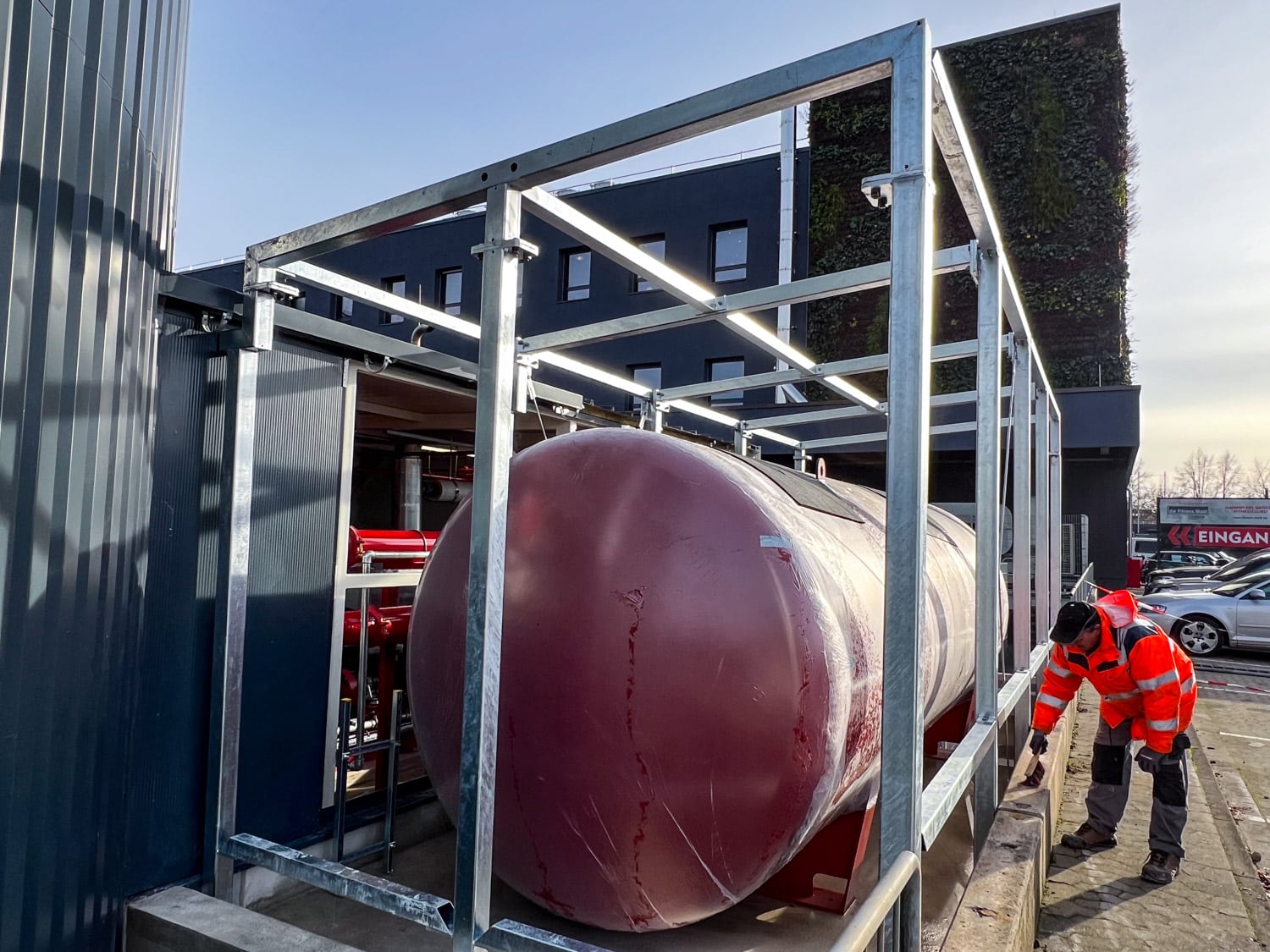 Successful industrial construction expertise from HEIKO Metallbau: Technical room extension and tank enclosure completed at EDEKA. Quality and innovation from a single source.