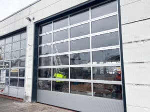 HEIKO Metallbau schafft Raum für Großfahrzeuge! Erfolgreicher Einbau moderner Rolltore bei Autohaus Peitzmeyer. Präzise Planung, effiziente Lösungen für Industriebau. HEIKO Metallbau schafft Raum für Großfahrzeuge! Erfolgreicher Einbau moderner Rolltore bei Autohaus Peitzmeyer. Präzise Planung, effiziente Lösungen für Industriebau.