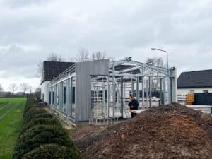 IMG_5126 Entdecken Sie die innovative Verkaufshalle von HEIKO Metallbau: Modernes Design, für optimale Präsentation von Motorrädern. Qualität trifft auf Ästhetik im Industriebau!