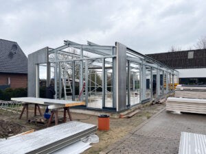 IMG_5127 Entdecken Sie die innovative Verkaufshalle von HEIKO Metallbau: Modernes Design, für optimale Präsentation von Motorrädern. Qualität trifft auf Ästhetik im Industriebau!