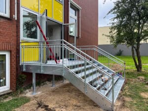 HEIKO Metallbau realisiert sichere, stilvolle Fluchttreppe für Grundschule Stadthagen – Qualität und Sicherheit im Fokus. HEIKO Metallbau realisiert sichere, stilvolle Fluchttreppe für Grundschule Stadthagen – Qualität und Sicherheit im Fokus.