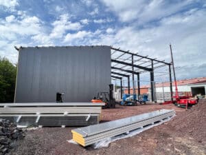 HEIKO Metallbau errichtet neue Lagerhalle in Bückeburg. Planung, Fertigung, Erd- und Fundamentarbeiten und Montage vor Ort aus einer Hand vom Industriebau-Profi.