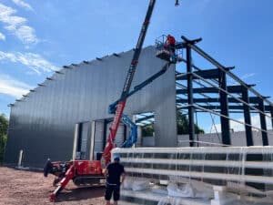 HEIKO Metallbau errichtet neue Lagerhalle in Bückeburg. Planung, Fertigung, Erd- und Fundamentarbeiten und Montage vor Ort aus einer Hand vom Industriebau-Profi.