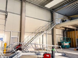 HEIKO Metallbau montiert drei neue Treppenanlagen in den Produktionsbereichen der Firma Schlattmeier GmbH & Co. KG in Rödinghausen.