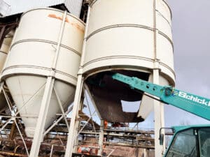 Für das Tramira Transportbetonwerk haben wir zwei neue Sandtrichter konstruiert und installiert, welche die alten Trichteranlagen ersetzen.