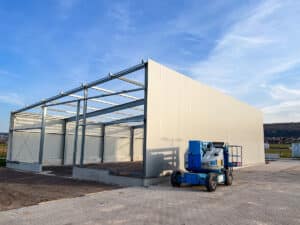 HEIKO Metallbau hat eine weitere moderne Lagerhalle inkl. Schiebetor an einen zufriedenen Kunden übergeben. Schlüsselfertig aus einer Hand vom Erdbau und der Fundamentlegung bis hin zur Montage vor Ort.