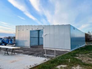 HEIKO Metallbau hat eine weitere moderne Lagerhalle inkl. Schiebetor an einen zufriedenen Kunden übergeben. Schlüsselfertig aus einer Hand vom Erdbau und der Fundamentlegung bis hin zur Montage vor Ort.