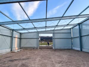 HEIKO Metallbau hat eine weitere moderne Lagerhalle inkl. Schiebetor an einen zufriedenen Kunden übergeben. Schlüsselfertig aus einer Hand vom Erdbau und der Fundamentlegung bis hin zur Montage vor Ort.