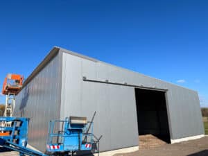 HEIKO Metallbau hat eine weitere moderne Lagerhalle inkl. Schiebetor an einen zufriedenen Kunden übergeben. Schlüsselfertig aus einer Hand vom Erdbau und der Fundamentlegung bis hin zur Montage vor Ort.