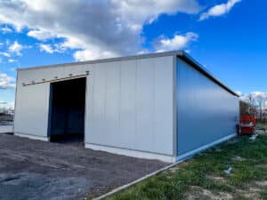 HEIKO Metallbau hat eine weitere moderne Lagerhalle inkl. Schiebetor an einen zufriedenen Kunden übergeben. Schlüsselfertig aus einer Hand vom Erdbau und der Fundamentlegung bis hin zur Montage vor Ort.