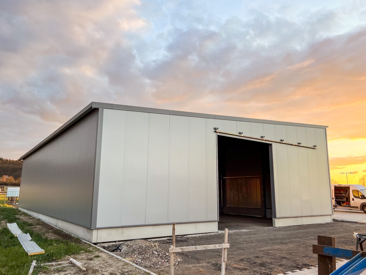 HEIKO Metallbau has handed over another modern warehouse including sliding door to a satisfied customer. Turnkey from a single source, from earthworks and laying the foundations to assembly on site.