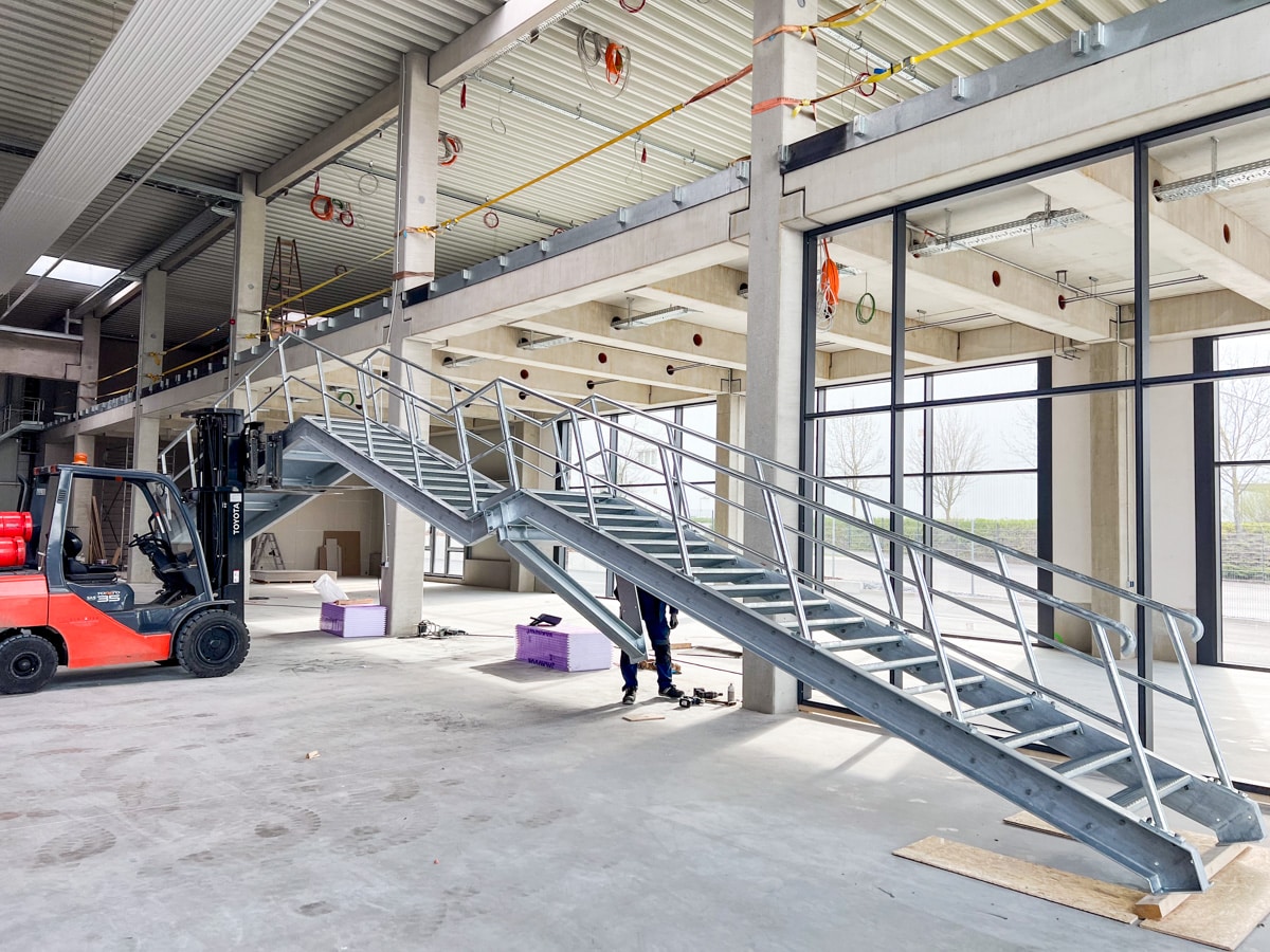 HEIKO Metallbau is installing three new staircase systems in the production areas of Schlattmeier GmbH & Co. KG in Rödinghausen.