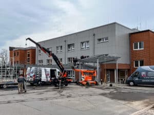 Neuer Eingangsbereich für Klinik in Hessisch Oldendorf: Moderne Eingangsüberdachung und neue Edelstahlgeländer konstruiert und vor Ort montiert von HEIKO Metallbau.