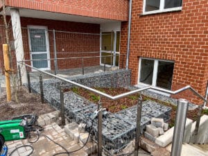 Neuer Eingangsbereich für Klinik in Hessisch Oldendorf: Moderne Eingangsüberdachung und neue Edelstahlgeländer konstruiert und vor Ort montiert von HEIKO Metallbau.