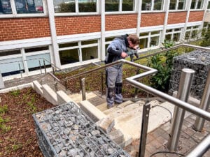 Neuer Eingangsbereich für Klinik in Hessisch Oldendorf: Moderne Eingangsüberdachung und neue Edelstahlgeländer konstruiert und vor Ort montiert von HEIKO Metallbau.