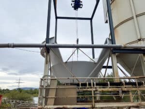 Für das Tramira Transportbetonwerk haben wir zwei neue Sandtrichter konstruiert und installiert, welche die alten Trichteranlagen ersetzen.