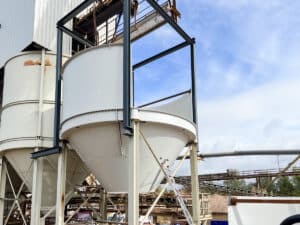 Für das Tramira Transportbetonwerk haben wir zwei neue Sandtrichter konstruiert und installiert, welche die alten Trichteranlagen ersetzen.