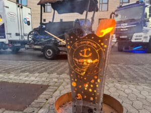 Die lasergeschnittene Feuertonne von HEIKO Metallbau im THW-Design hält künftig Mitglieder und Veranstaltungsbesucher warm. Die lasergeschnittene Feuertonne von HEIKO Metallbau im THW-Design hält künftig Mitglieder und Veranstaltungsbesucher warm.