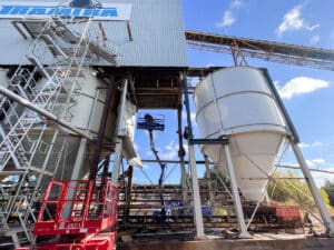 Für das Tramira Transportbetonwerk haben wir zwei neue Sandtrichter konstruiert und installiert, welche die alten Trichteranlagen ersetzen.